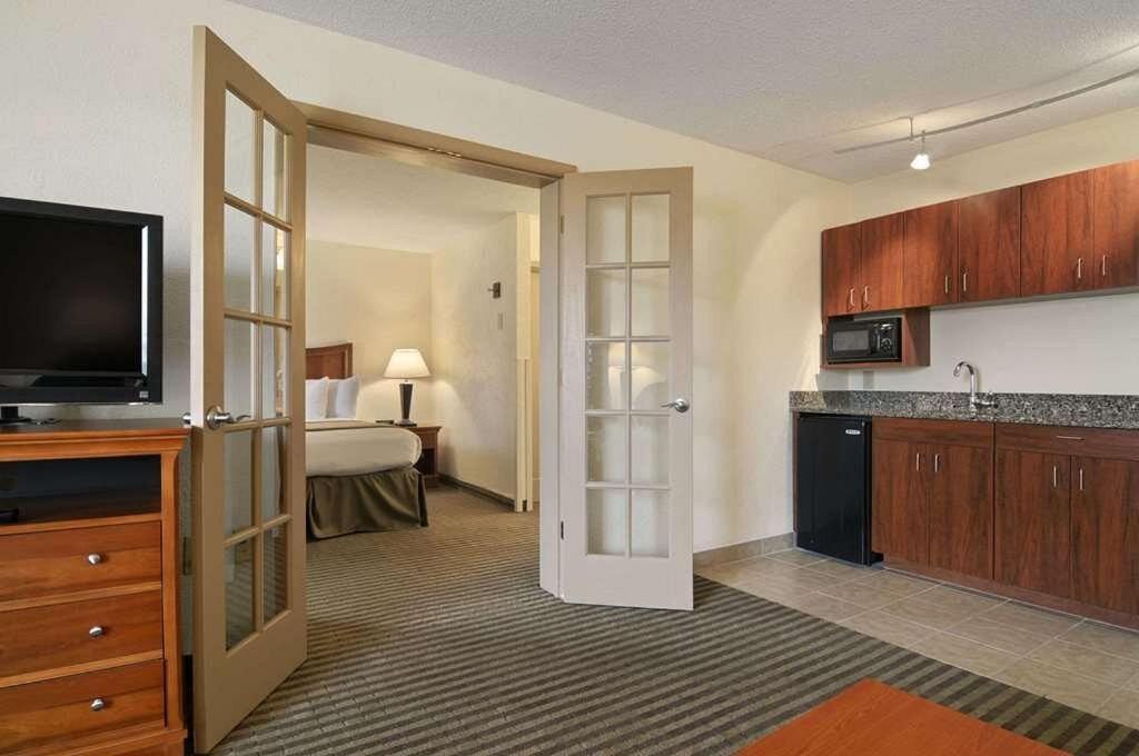Baymont By Wyndham Macon I-75 Motel Buitenkant foto