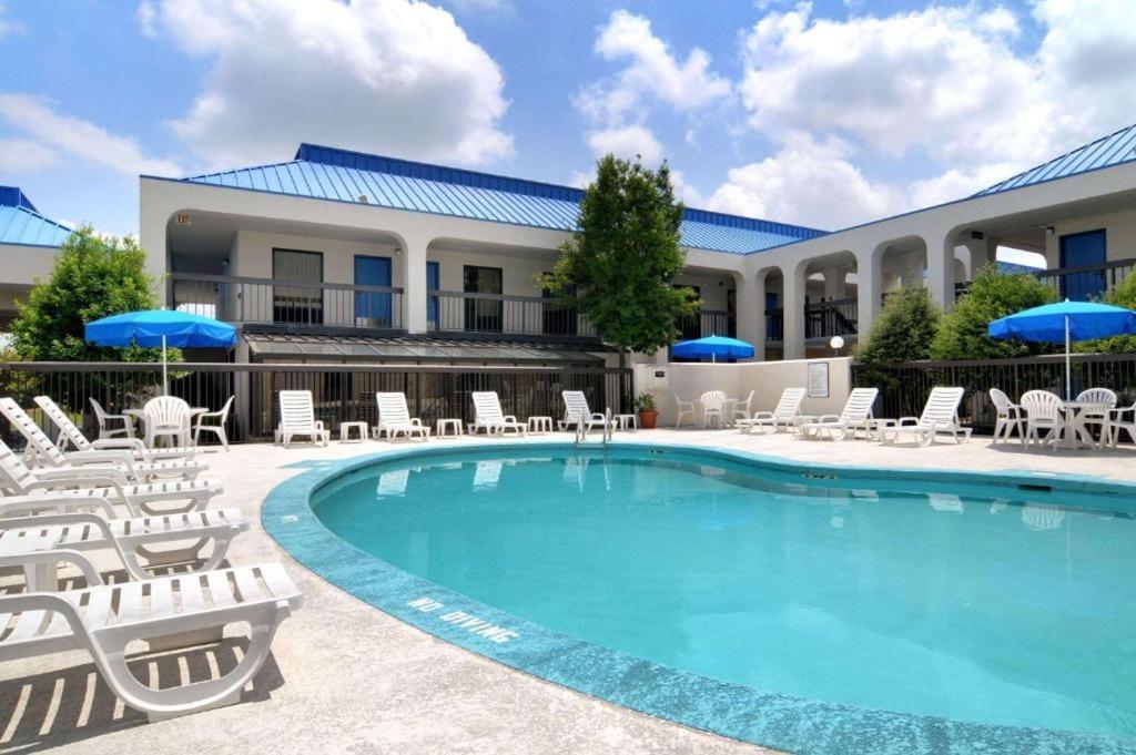 Baymont By Wyndham Macon I-75 Motel Buitenkant foto